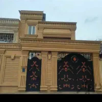 کاشی کاری و سنگ کاری انجام میگردد