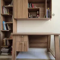 میز تحریر و کتابخانه
