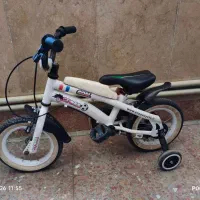 دوچرخه کودک کاملا سالم دارای چراغ جلو و عقب