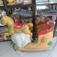 فروش اسب متحرک جلوی مغازه
