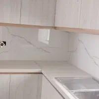 نصب سرامیک‌ چسبی حمام سرویس بین کابینت
