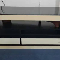 میز تلویزیون و ساعت استاده