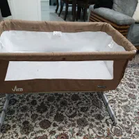 تخت کنار مادر با تشت و پشه بند