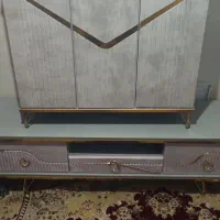 جاکفشی و میز تلویزیون