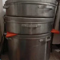یک دیگ بزرگ و دو ماهیتابه بزرگ