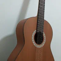 گیتار نو اصلا استفاده نشده با کیف و دفتر اموزش