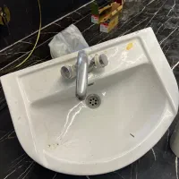 کاسه روشویی پایه دار به همراه شیر و آینه، پرده