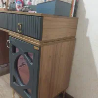 تخت با تشک رویال دونفره با پاتختی و کنسول . .