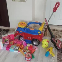 تعدادی اسباب بازی با ماشین بچه