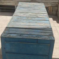 یک جفت تخت محکم قدیمی برای حیاط یا بام یا باغ