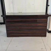 میز کارشناسی به همراه شیشه روی صفحه