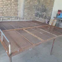 یک عدد تخت خواب آهنی بزرگ