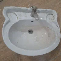 روشویی با آینه و شیر