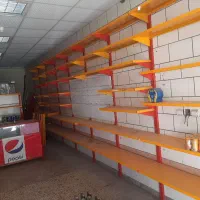 تعدادی قفسه و دبه و وسایل برای مغازه و سوپرمارکت