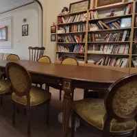 میز نهار خوری ۸ نفره و یک دست مبل راحتی ۷ نفره