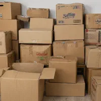 تعداد زیادی کارتن دست دوم