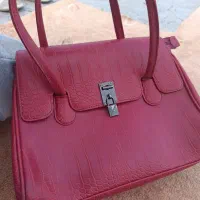 کیف زرشکی یا قرمز آلبالویی.. چرم طبیعی