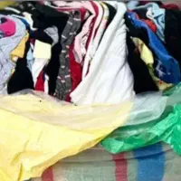 تعداد زیادی لباس دست دو برای دست فروشان