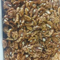 مغز گردو دندانه وکیوم و دو پر سفید