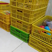 تعدادی  سبدیاجعبه پلاستیکی