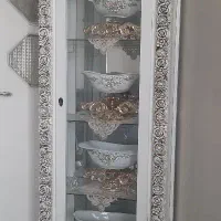 بوفه چوبی همراه با ظروف دکوری