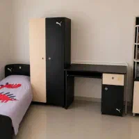 تخت خواب و میز تحریر و کمد و کتابخانه.روتختی
