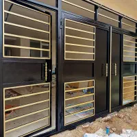 نقاش ساختمان و در پنجره