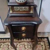 میز و تلفن شیک همراه با دکوری