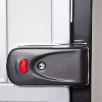 نصب دستگیره  و درب باز کن حیاط