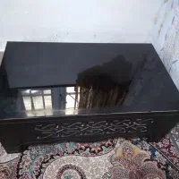 یک عدد میز جلو مبلی