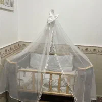 تخت کنار مادر کودک