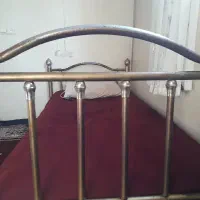 تخت فلزی