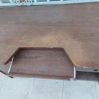 میزکامپیوتر و کتابخانه
