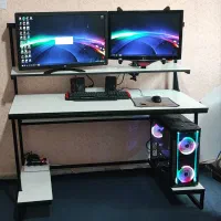 میز کار و کامپیوتر