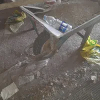 فروغون و بیل و کلنگ و تخته بنایی و پشم‌شیشه