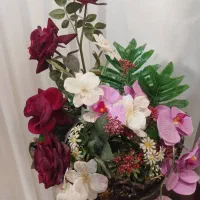 گل مصنوعی به همراه پایه