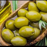 فروشنده در فروشگاه زیتون