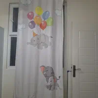 پرده و لوستر اتاق بچه