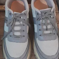 کتونی طوسی و مشکی