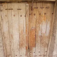 درب قدیمی چوبی محکم