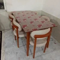 میز ناهار خوری در حد نو
