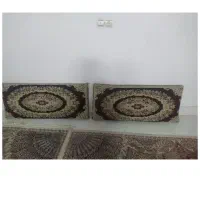 دو عدد پشتی با ساعت ایستاده