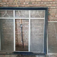 دو عدد پنجره محکم و بدون زنگ زدگی با شیشه ها