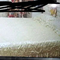 رو تختی ب همراه رو بالشی