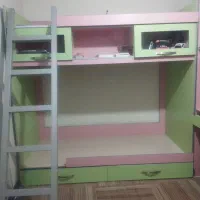 تخت دوطبقه همراه با میز تحریر (کتابخانه)