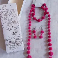 تعدادی کیف، گردنبند دستبند، تابلو هدیه