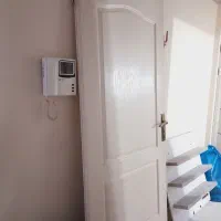 درب چوبی تمیز به همراه دستگیره