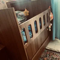 تخت خواب کنار مادر