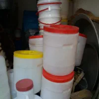 تعدادی دبه وسطل ماست وخیار شور