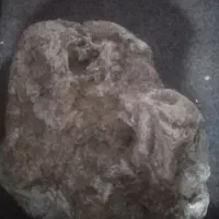 سنگ وقتی میزارم زیر لامپ نور لامپ کمرنگ میشه